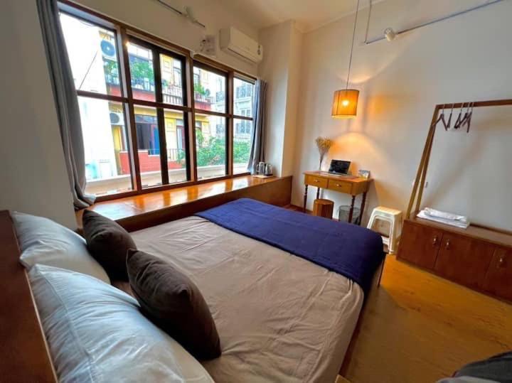 Nice Room Located Right Next To The Old Quarter Can Phong Nhieu Anh Sang Tai Ngay Gan Pho Di Bo Ho Guom Hanoi Exteriör bild