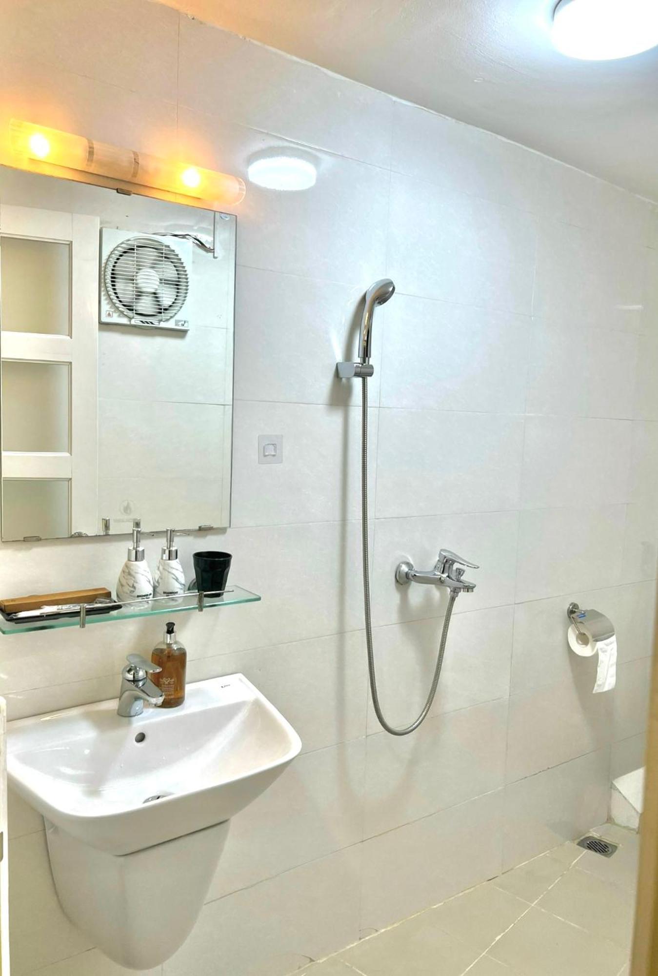 Nice Room Located Right Next To The Old Quarter Can Phong Nhieu Anh Sang Tai Ngay Gan Pho Di Bo Ho Guom Hanoi Exteriör bild